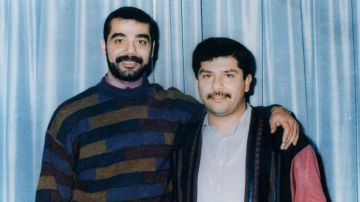 En esta foto sin fecha, los hijos de Saddam Hussein, Uday (izquierda) y Qusay (derecha), posan juntos
