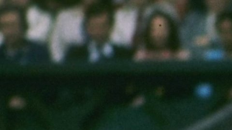 Arthur Ashe corre por la pelota durante un partido en Wimbledon en Inglaterra.