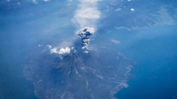 Volcán Sakurajima en Japón entra en erupción elevando su nivel a alerta máxima