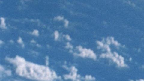 En este folleto de la Administración Nacional de Aeronáutica y del Espacio (NASA), el astronauta de la NASA Ed White flota fuera de la cápsula Gemini 4 el 3 de junio de 1965 en el espacio. Fue la primera caminata espacial estadounidense y duró 23 minutos.