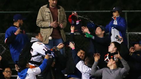 El aficionado fue la sensación con su gran atrapada.