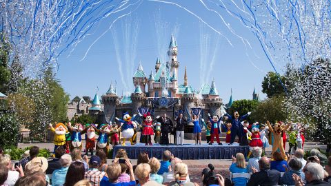 En esta foto proporcionada por los parques de Disney, Mickey Mouse y sus amigos celebran el 60.º aniversario del parque Disneyland durante una ceremonia en el Castillo de la Bella Durmiente con el compositor ganador del Premio de la Academia, Richard Sherman, y la actriz y cantante de Broadway Ashley Brown 17 de julio de 2015 en Anaheim, California.