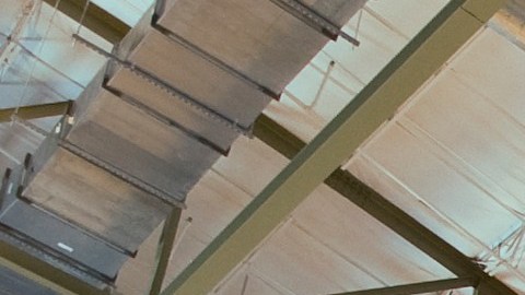 El caparazón reensamblado de TWA Flight 800 se encuentraba dentro de un hangar en la instalación de capacitación de la Junta Nacional de Seguridad del Transporte (NTSB) durante una conferencia de prensa el 16 de julio de 2008 en Ashburn, Virginia.