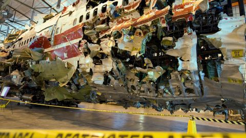 El caparazón reensamblado de TWA Flight 800 se encuentraba dentro de un hangar en la instalación de capacitación de la Junta Nacional de Seguridad del Transporte (NTSB) durante una conferencia de prensa el 16 de julio de 2008 en Ashburn, Virginia.