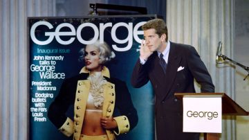 John F. Kennedy Jr responde preguntas de los periodistas el 7 de septiembre de 1995 durante una conferencia de prensa para anunciar el lanzamiento de su revista "George" en Nueva York.