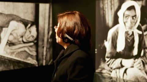 Un visitante judío se detiene junto a las fotos de los sobrevivientes del campo de concentración de Auschwitz en una exposición dedicada a los campos de exterminio nazis durante su visita al museo del Memorial del Holocausto Yad Vashem el 20 de enero de 2005 en Jerusalén, Israel.