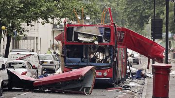 Una vista del autobús destruido por una bomba en Woburn Place en Londres