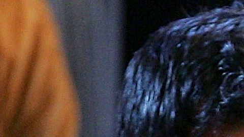 El actor Sylvester Stallone entra al ring mientras se filman escenas de la película "Rocky VI".