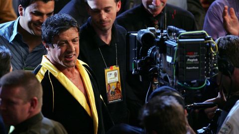 El actor Sylvester Stallone entra al ring mientras se filman escenas de la película "Rocky VI".