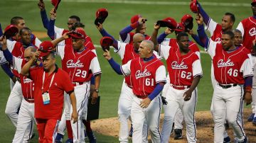 El equipo Cuba saluda a la multitud después de derrotar a Panamá, 8-6, en 11 entradas después de su juego en el Clásico Mundial de Béisbol en el Estadio Hiram Bithorn el 8 de marzo de 2006 en San Juan, Puerto Rico.