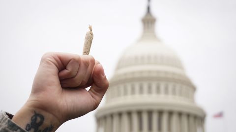 Un activista sostiene un cigarrillo de marihuana durante una manifestación en el Capitolio el 24 de abril de 2017.