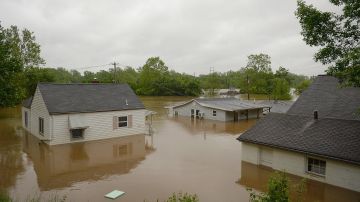 St. Louis sufre lluvia que rompió récord de 100 años, con inundaciones que dejan un muerto