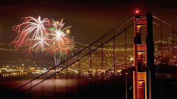 Los fuegos artificiales iluminan el puente Golden Gate y la bahía de San Francisco el Día de la Independencia.