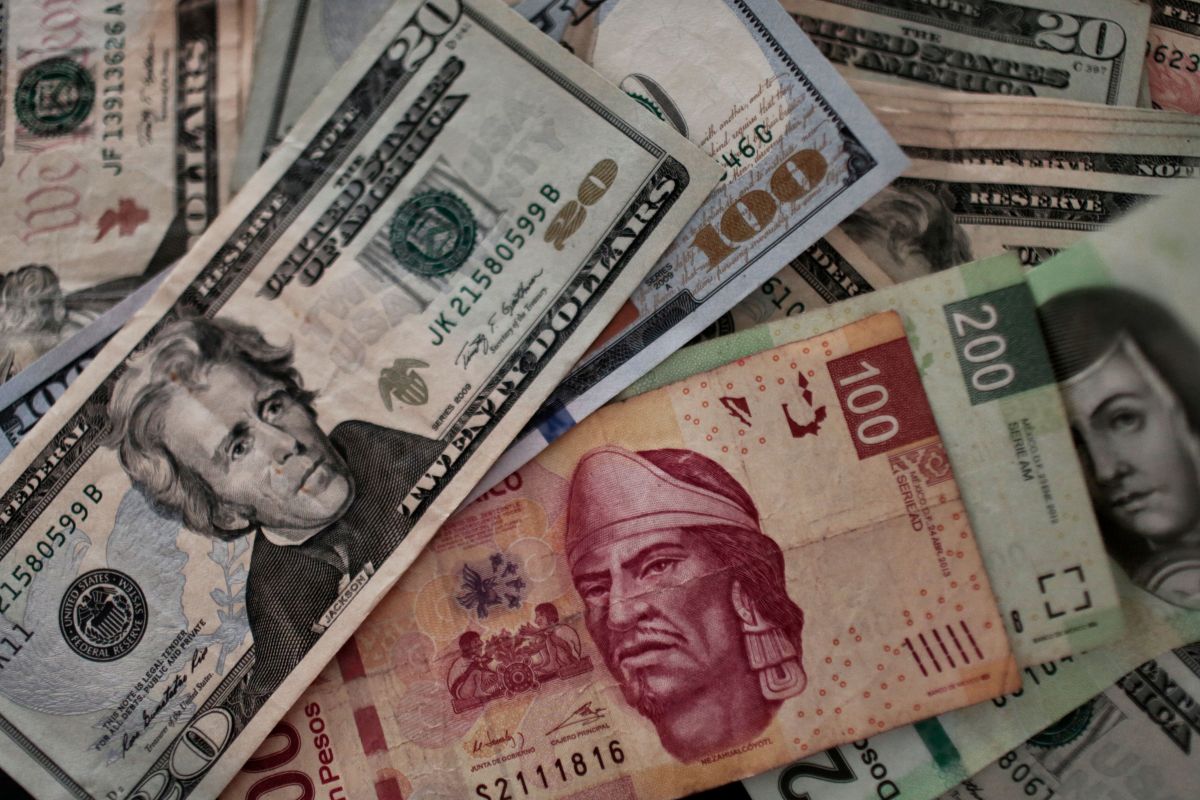 Este 18 de julio el dólar retrocede ante el peso mexicano.