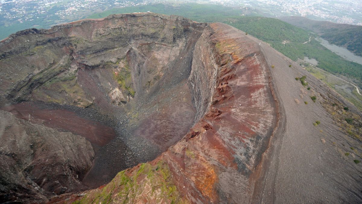 Un turista americano cade nel cratere del Vesuvio in Italia dopo essersi fatto un selfie e viene miracolosamente salvato