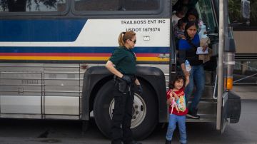 Arizona y Texas envían autobuses con inmigrantes a otros estados.