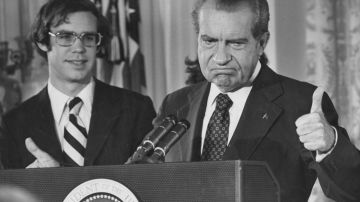 Si no hubiera renunciado, Nixon probablemente habría sido el primer presidente acusado y destituido de su cargo, dados los delitos que cometió para encubrir su participación en los allanamientos de Watergate.