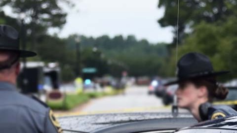Richard C. Crowder está acusado de dos cargos de asesinato, intento de herir a un oficial, y por uso de un arma de fuego.