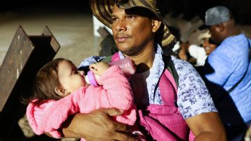 Gobierno de EE.UU. firma acuerdo para agilizar la reunificación de niños migrantes con sus familiares dentro del país