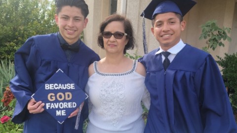 Javier y Jerry celebran sus éxitos con su madre de crianza MarÍa Dávalos.