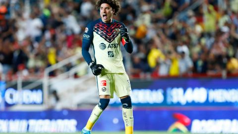 Memo Ochoa vistiendo los colores del América en encuentro contra el Necaxa.