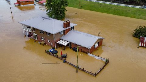 Hallan los cuerpos de los cuatro hermanos arrancados de los brazos de sus padres por las catastróficas inundaciones en Kentucky