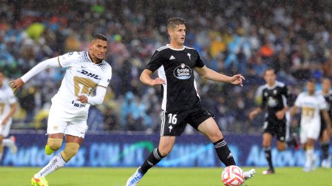 Hígor Meritao (i) de Pumas disputa el balón con Miguel Baeza del Celta de Vigo.