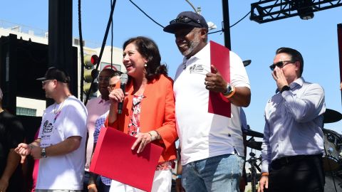 La supervisora Hilda Solís con el pastor Troy Vaughn en el festival callejero en Skid Row.