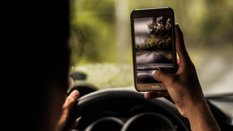 Hombre arrolla y mata a tres personas mientras conducía viendo videos para adultos