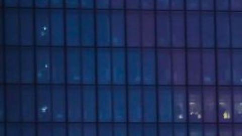 Hombre atrapa en el aire a niña que cayó desde cuarto piso de un edificio