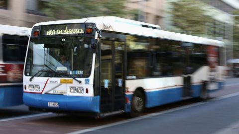 Hombre quiso salvar a una mujer de ser atropellada, ambos terminan arrollado