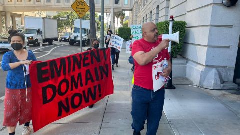 Alexandro Gutiérrez durante una protesta frente al ayuntamiento de Los Ángeles. (Suministrada)