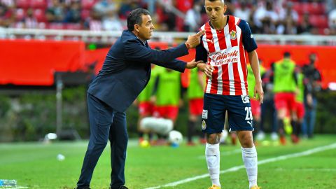 Ricardo Cadena dando indicaciones a Roberto Alvarado.