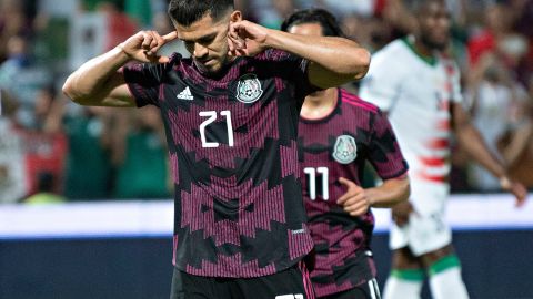 Henry Martin jugando con la selección de México.