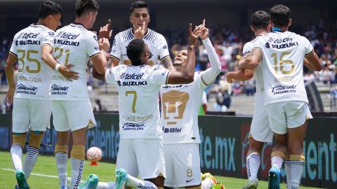 Jugadores de Pumas en festejo de gol.