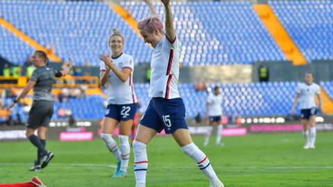 Megan Rapinoe celebra el triunfo sobre Haití.