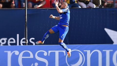 El delantero Rogelio Funes Mori celebra un tanto con Rayados de Monterrey.