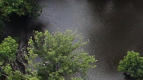 Inundaciones masivas en el este de Kentucky sumergen casas y dejan al menos tres muertos, pero se teme que sean muchos más