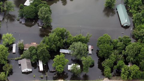 Inundaciones masivas en el este de Kentucky sumergen casas y dejan al menos tres muertos, pero se teme que sean muchos más