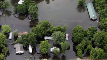 Inundaciones masivas en el este de Kentucky sumergen casas y dejan al menos tres muertos, pero se teme que sean muchos más