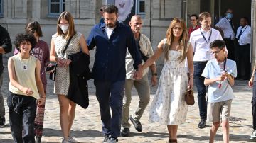 Jennifer Lopez y Ben Affleck en París con sus hijos: Emme, Seraphina, Violet y Max.