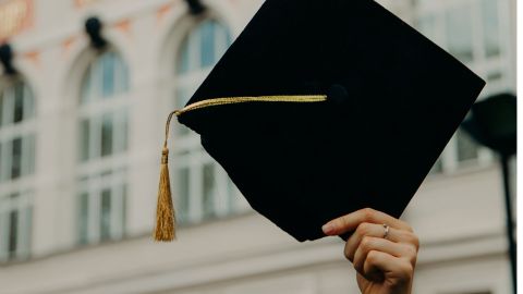 Joven falta a su graduación por cáncer, el rector va al hospital a darle su título