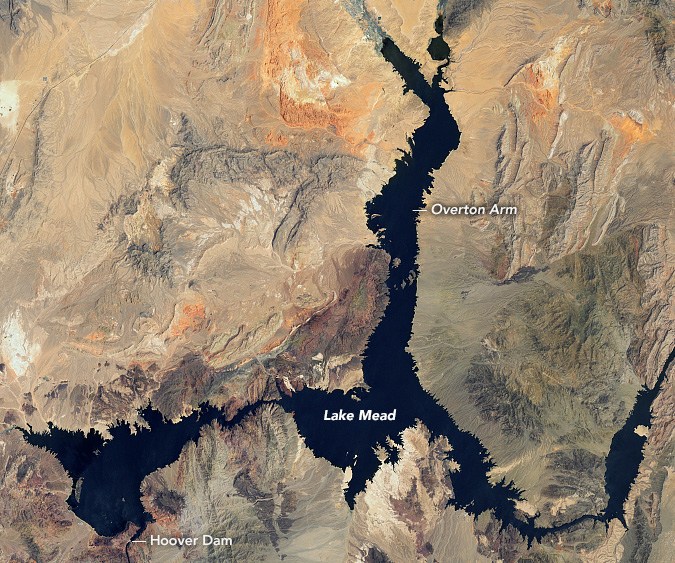 La imagen de satélite de NASA muestra el agua en el lago Mead el 6 de julio de 2000.