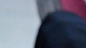 Khloé Kardashian en un juego de la NBA viendo a Tristan Thompson jugar con los Cleveland Cavaliers.