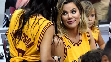 Khloé Kardashian en un juego de la NBA viendo a Tristan Thompson jugar con los Cleveland Cavaliers.