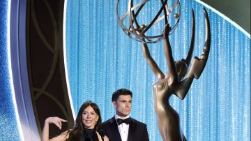 Krista Allen y Tanner Novlan en los Premios Emmy 2021.
