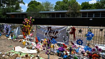 Legisladores texanos culpan inmigración de indocumentados por tiroteo en escuela de Uvalde, según un reporte