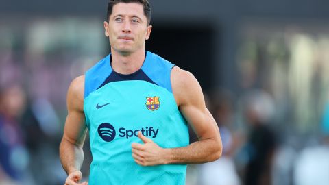 Robert Lewandowski entrenando con su nuevo equipo, el FC Barcelona.