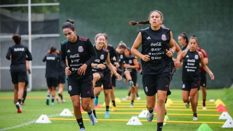 Carolina Jaramillo y Jimena López, durante el entrenamiento de la Selección Nacional de México Femenil previo al partido del Campeonato Concacaf W 2022 contra la selección de Jamaica Femenil.