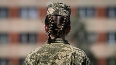 Modelo brasileña que se alistó en el ejército de Ucrania como francotiradora muere cuando un misil ruso destruye su búnker